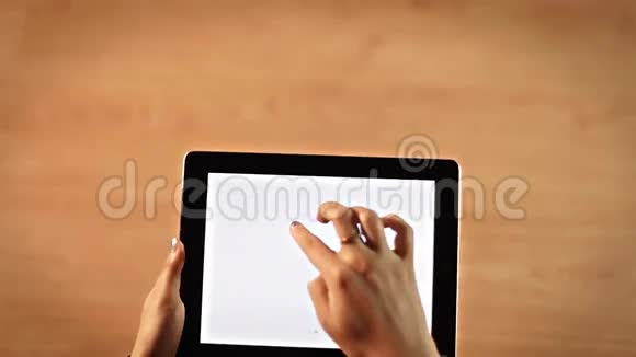 上图中女性手在数字平板上画问号符号视频的预览图
