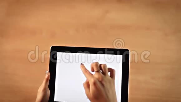 上图中女性手在数字平板电脑上画SQURE视频的预览图