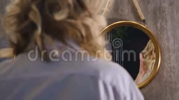年轻漂亮的女人朋友在浴室的镜子附近笑得很开心两个穿内衣和白衬衫的女人视频的预览图