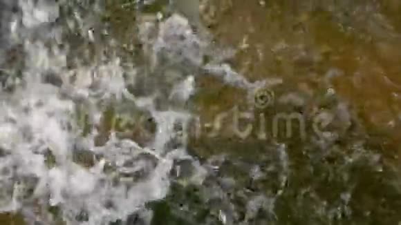 慢速水滴在水面上飞溅城市公园喷泉工作视频的预览图
