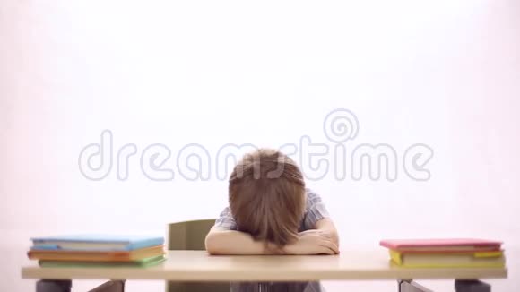 坐在学校课桌前的滑稽男孩视频的预览图