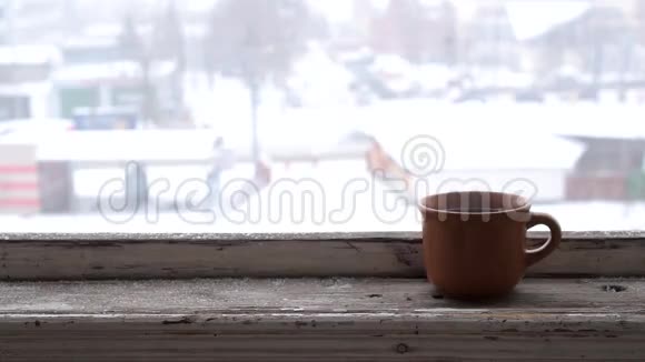 冬天城市道路的时间流逝窗台上有杯子视频的预览图