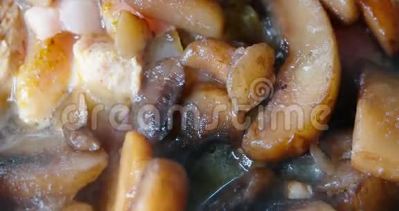 用植物油煎锅煎煮的多汁蘑菇片视频的预览图