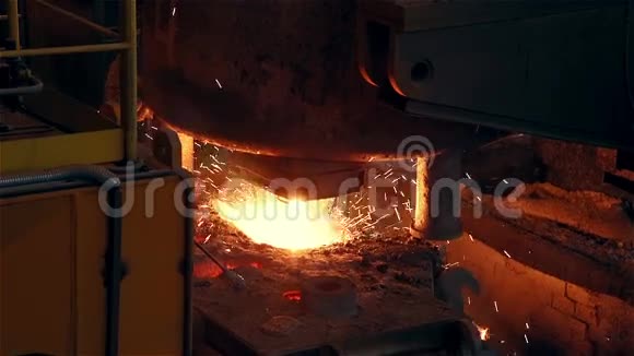 钢铁厂燃烧炉火花和闪光额外特写视频的预览图