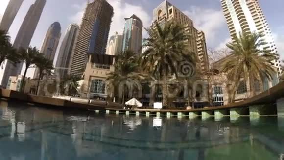 阿联酋高耸的迪拜码头摩天大楼视频的预览图