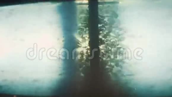 透明液体罐水抽象地旋转并在高压釜中搅拌涡流的模拟视频的预览图