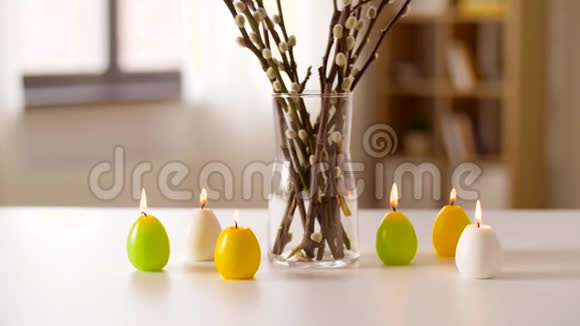 家里有柳树和蜡烛形状的复活节彩蛋视频的预览图