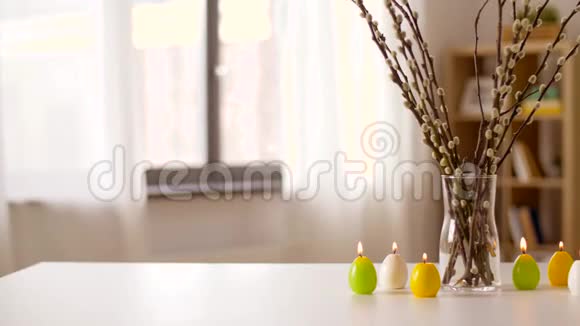 家里有柳树和蜡烛形状的复活节彩蛋视频的预览图