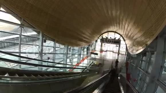 阿联酋迪拜的一个现代化地铁站和自动扶梯的内部视频的预览图