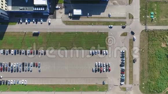 航空测量工厂附近的停车场周围是绿色草坪开车去停车场寻找视频的预览图
