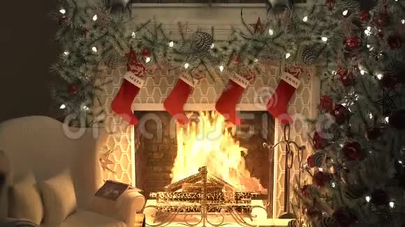 一个燃烧的壁炉上面有一棵点燃的圣诞树花环和圣诞钟显示着新年的开始视频的预览图