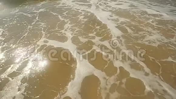 沙滩上平静的海浪海水中的太阳反射慢动作视频的预览图