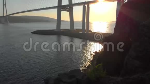 俄罗斯符拉迪沃斯托克市日落时的俄罗斯拉斯克电缆桥空中拍摄视频的预览图