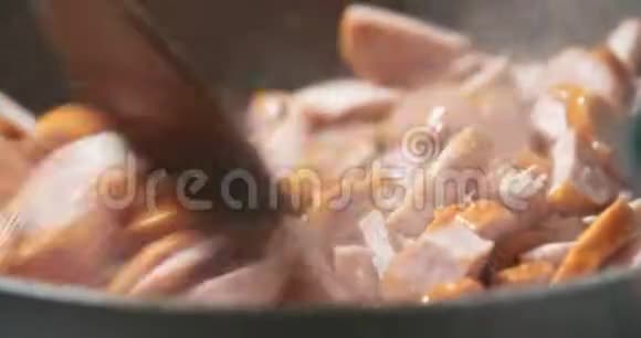 香肠在平底锅上炸视频的预览图