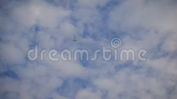 飞机在高空飞行飞机在近几年来的大量飞行中飞向远方视频的预览图