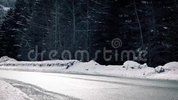 太阳下的冬季公路上的汽车视频的预览图