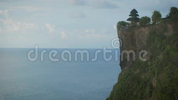 令人叹为观止的高耸悬崖和寺庙在其顶部和无尽的印度洋高山全景视频的预览图