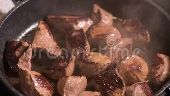 在热锅上煎肉视频的预览图