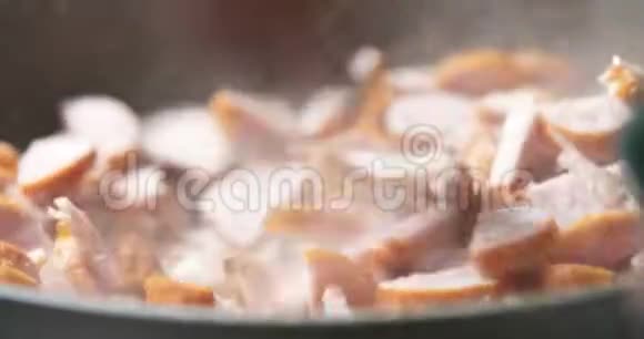 香肠在平底锅上炸视频的预览图