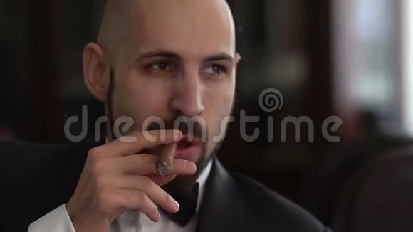 一副残暴的年轻人抽雪茄的特写动作缓慢视频的预览图
