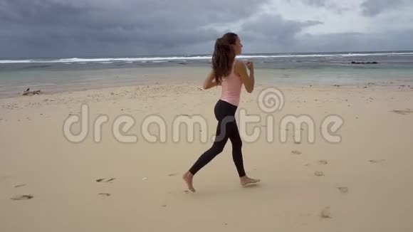 在户外跑步的女人沙滩慢跑视频的预览图