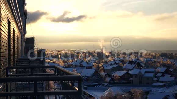 冰天雪地的阳台树木和雪顶日落时分视频的预览图