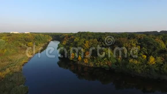飞过一条狭窄的河口大自然的早晨视频的预览图
