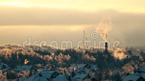 日落时分冰树雪屋顶和烟斗视频的预览图