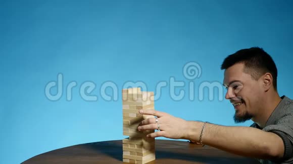 女人和男人玩棋盘游戏简加蓝色背景视频的预览图