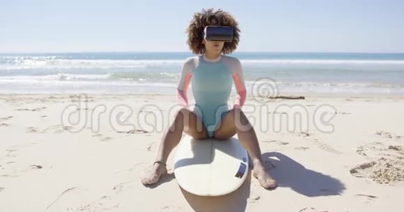 在海滩上戴虚拟现实眼镜的女性视频的预览图