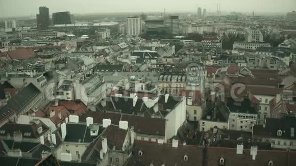奥地利朦胧的一天维也纳的低层屋顶4K概述泛视频视频的预览图