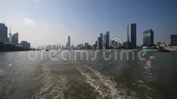 上海外滩从渡船摩天大楼和蓝天背景的地标上观看货船在黄浦江上航行视频的预览图
