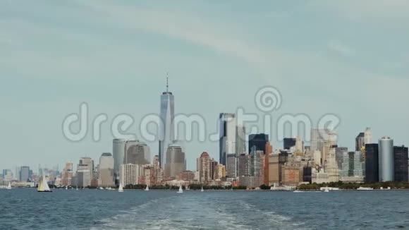 美丽的市中心景观曼哈顿纽约美国从船上骑过东河视频的预览图
