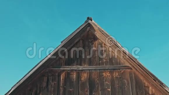 老木屋在夕阳西下的蓝天背景下冬天回来了视频的预览图