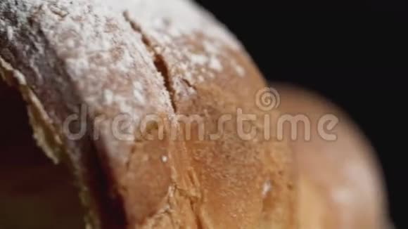 黑色背景上带有糖粉的美味牛角面包左侧幻灯片视频的预览图