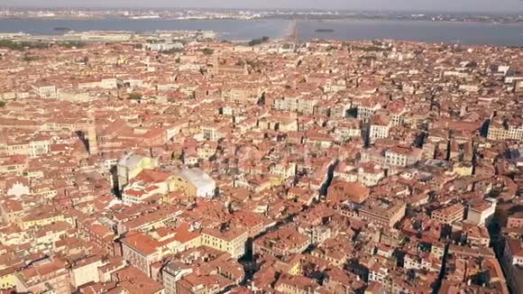 意大利威尼斯古老建筑的橙色瓷砖屋顶视频的预览图
