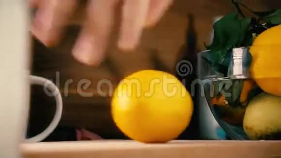 男人切整个柠檬用榨汁机做果汁4K特写镜头视频的预览图
