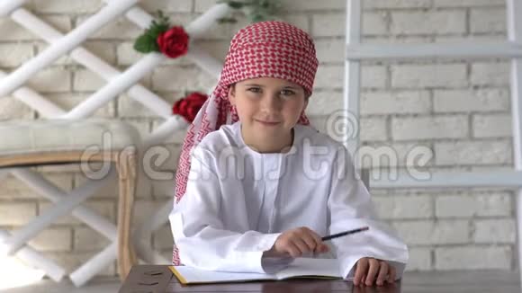小阿拉伯男孩在学校学习视频的预览图