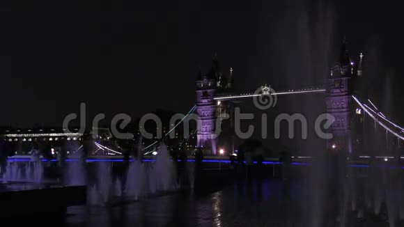 伦敦之夜喷泉在背景塔桥视频的预览图