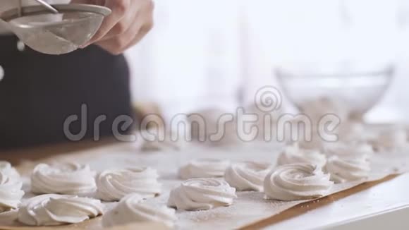 糖果机把糖粉撒在棉花糖上厨师用糖粉从棉花糖上敲来视频的预览图
