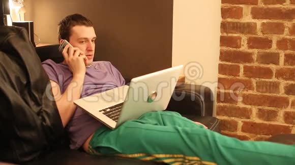 男人坐在沙发上工作手提电脑在通话视频的预览图