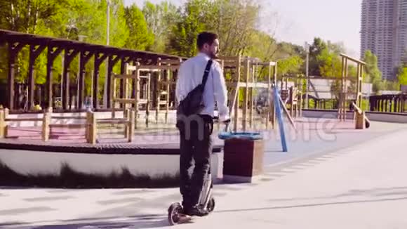 一个穿着商务服的男人骑着一辆脚踏车视频的预览图