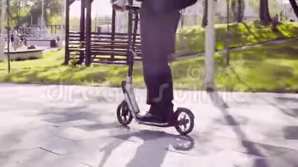 一个穿着商务服的男人骑着一辆脚踏车视频的预览图