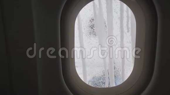 飞机在飞行前结冰的处理视频的预览图