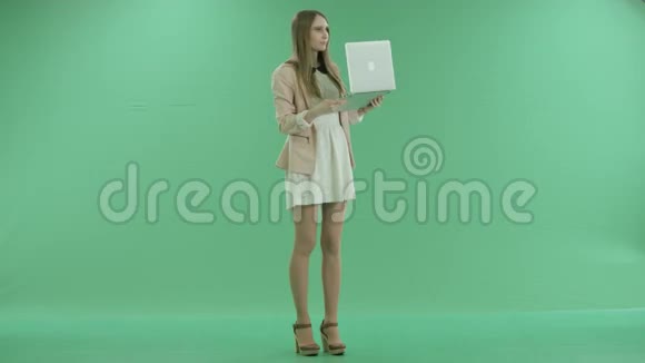 女性在绿色屏幕上找到wifi视频的预览图