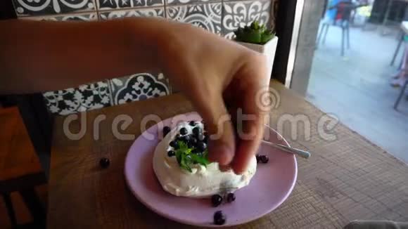 餐盘式咖啡厅水果甜点视频的预览图
