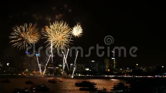 4K镜头真实的烟花节在天空中以庆祝在夜间与城市景观的背景视频的预览图