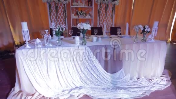 婚礼晚餐提供新郎和新娘餐桌视频的预览图