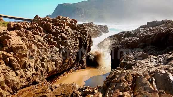 狂风暴雨的海水冲进海岸岩石之间视频的预览图