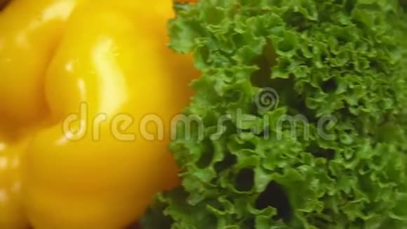 西兰花西红柿胡椒和沙拉视频的预览图